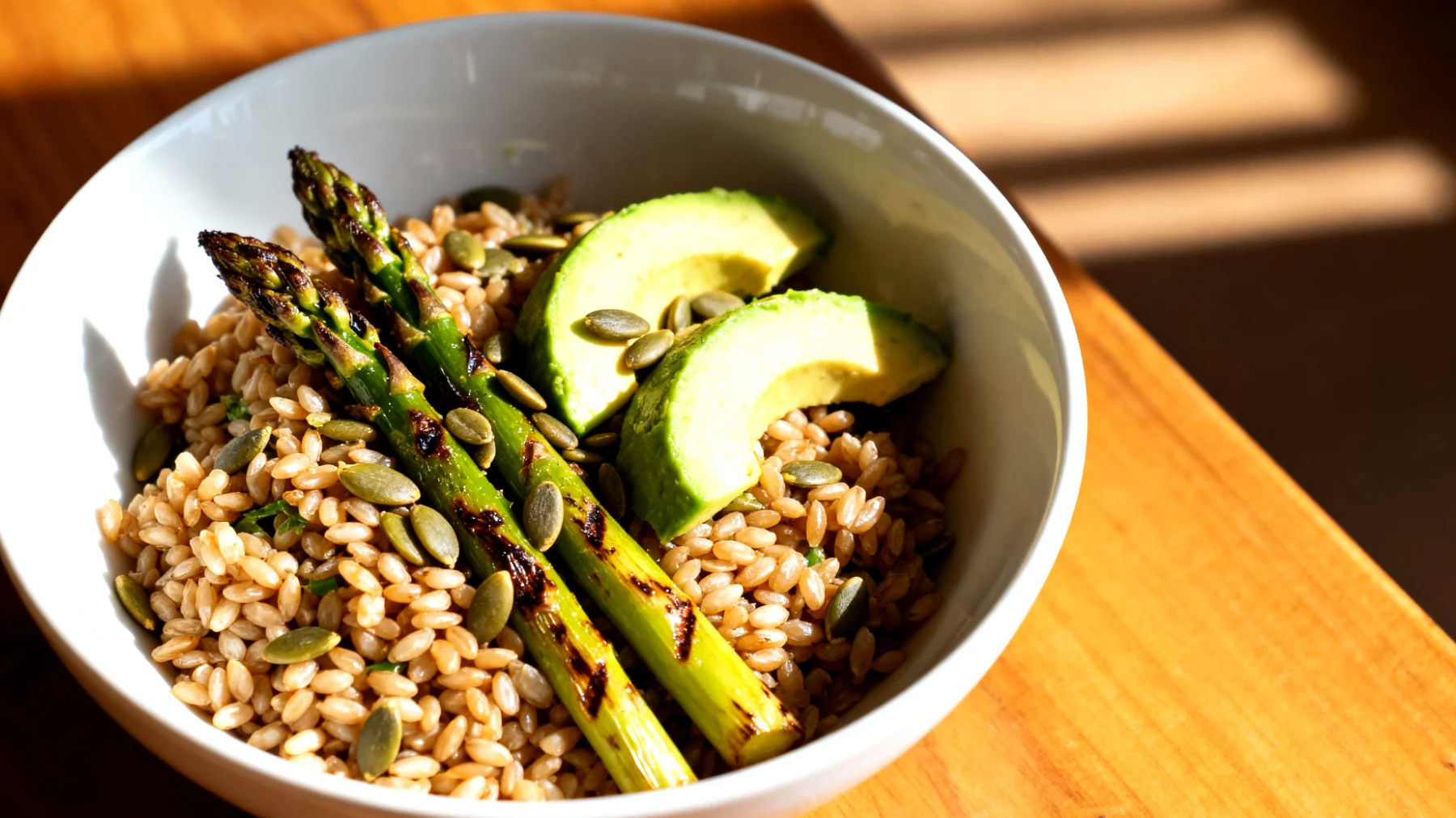 Insalata di farro con asparagi, avocado e semi di zucca"