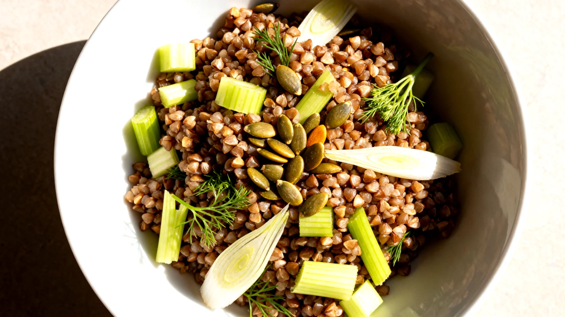Insalata di grano saraceno con sedano, finocchio e semi di zucca"