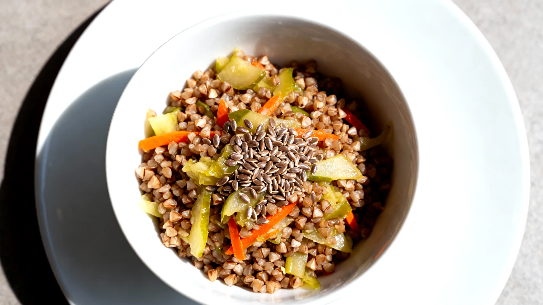 Insalata di grano saraceno con verdure fermentate e semi di lino"