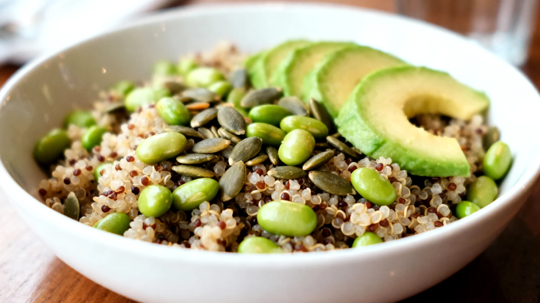 Insalata di quinoa con edamame, semi di zucca e avocado"