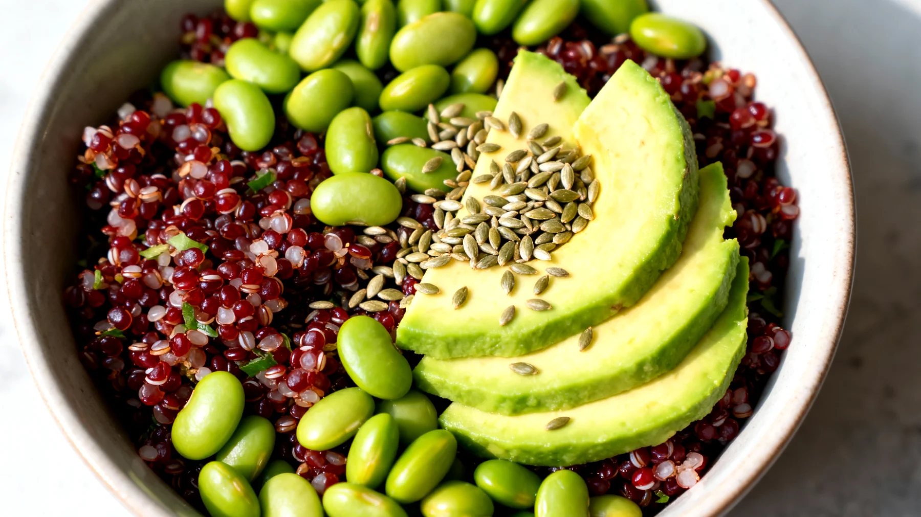 Insalata di quinoa rossa con edamame, avocado e semi di canapa"