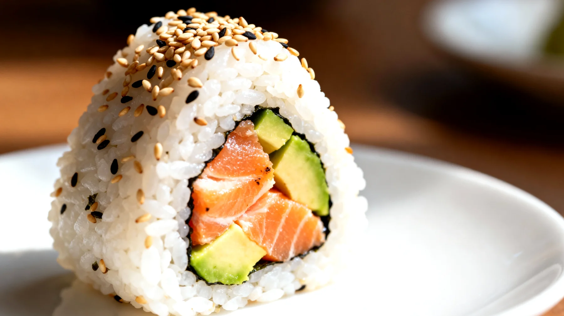 Onigiri con salmone, avocado e semi di sesamo"