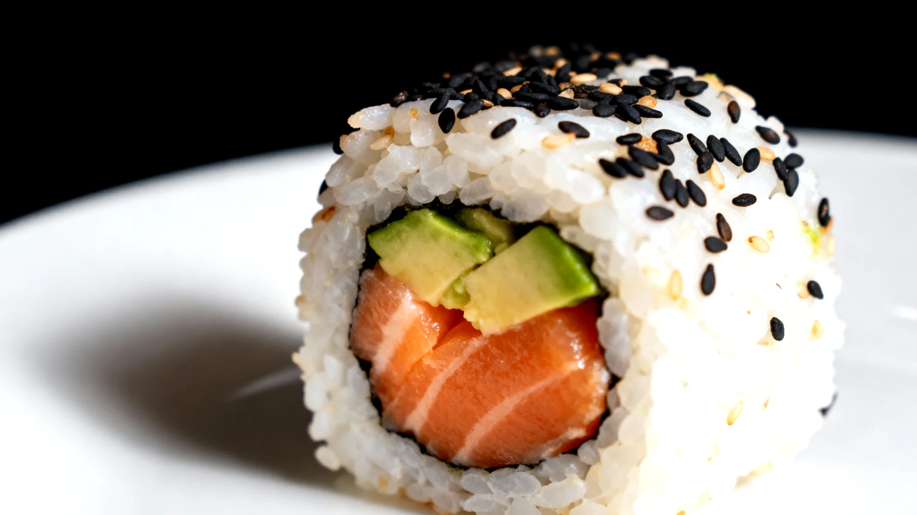 Onigiri con salmone, avocado e sesamo nero"