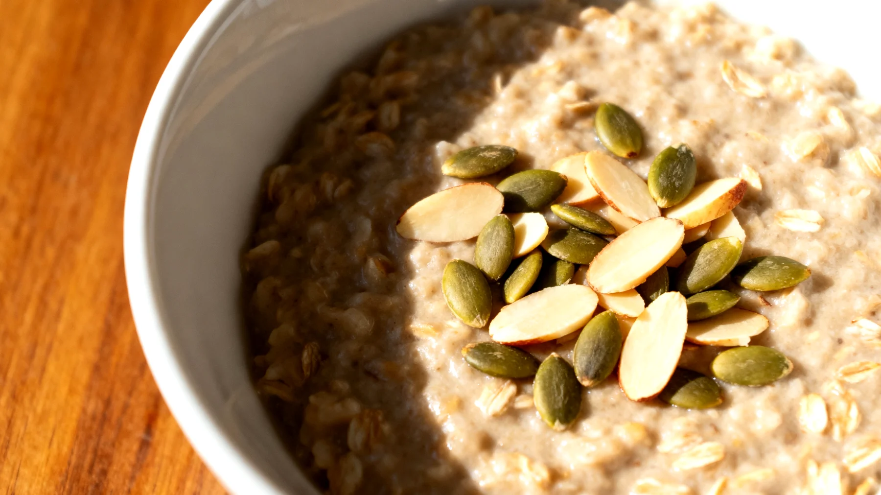 Porridge di avena con semi di zucca e mandorle"