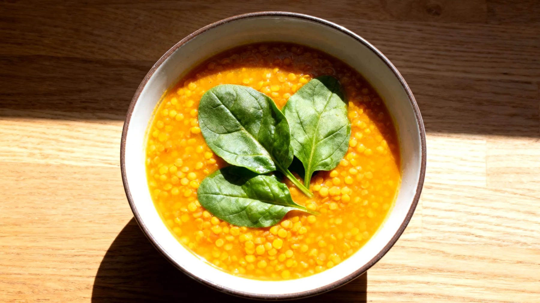 Zuppa di lenticchie rosse con curcuma e spinaci"