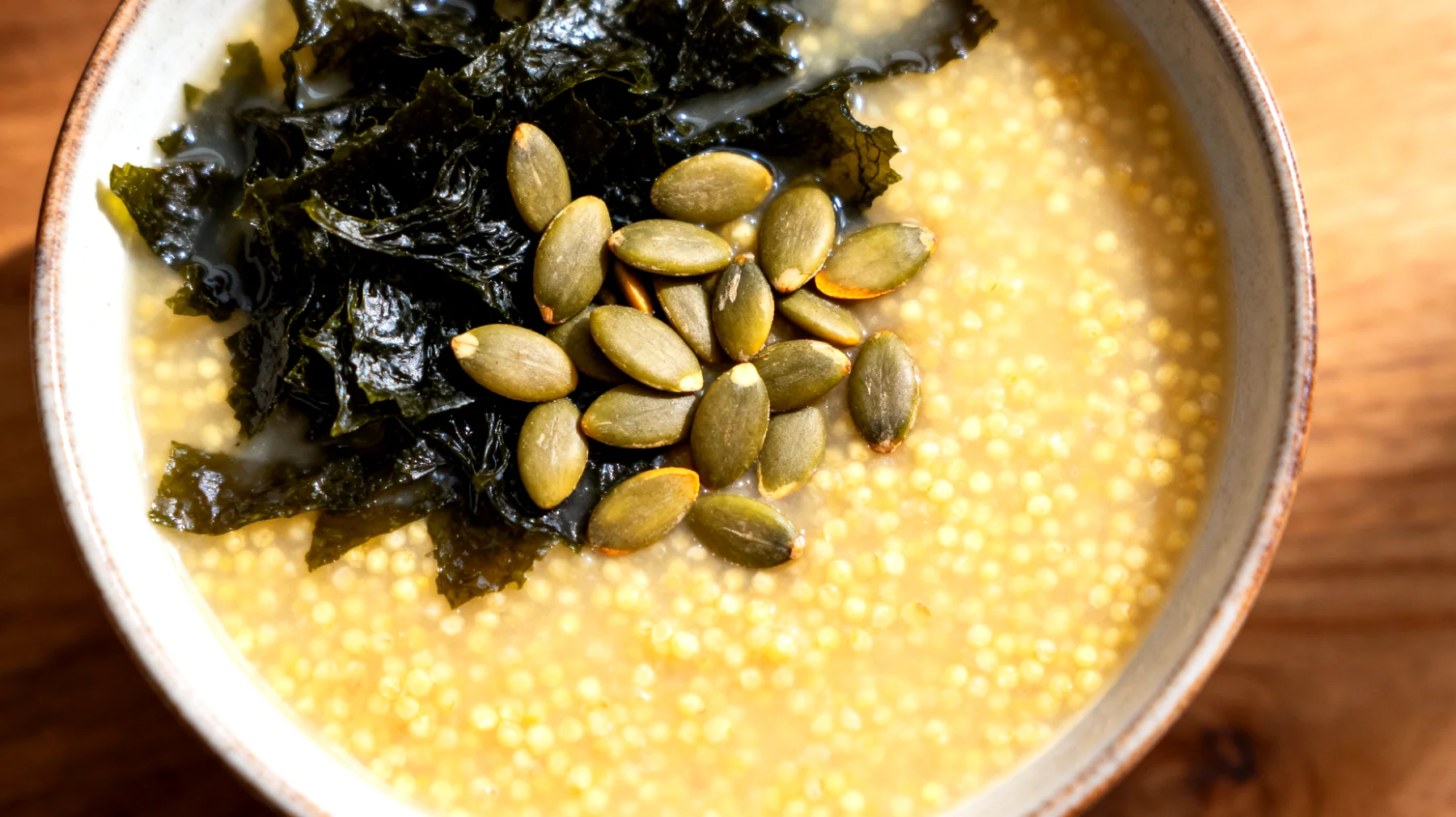 Zuppa di miglio con alghe wakame e semi di zucca"