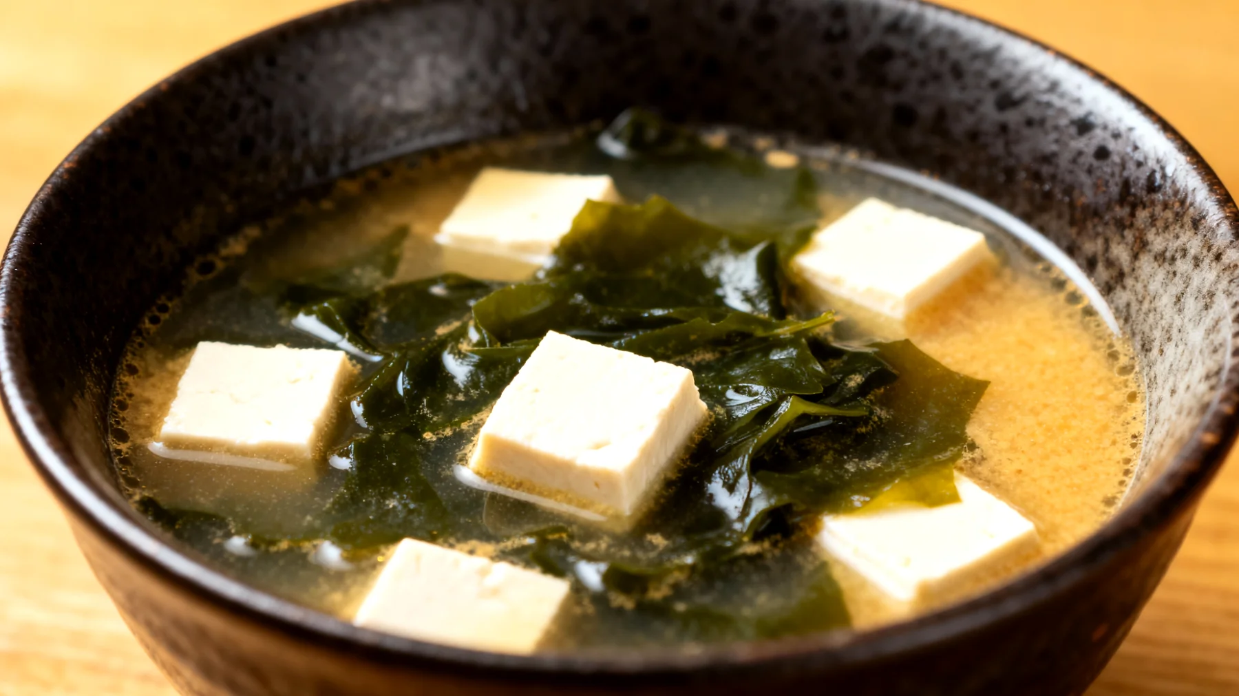 Zuppa di miso con alghe wakame e tofu"