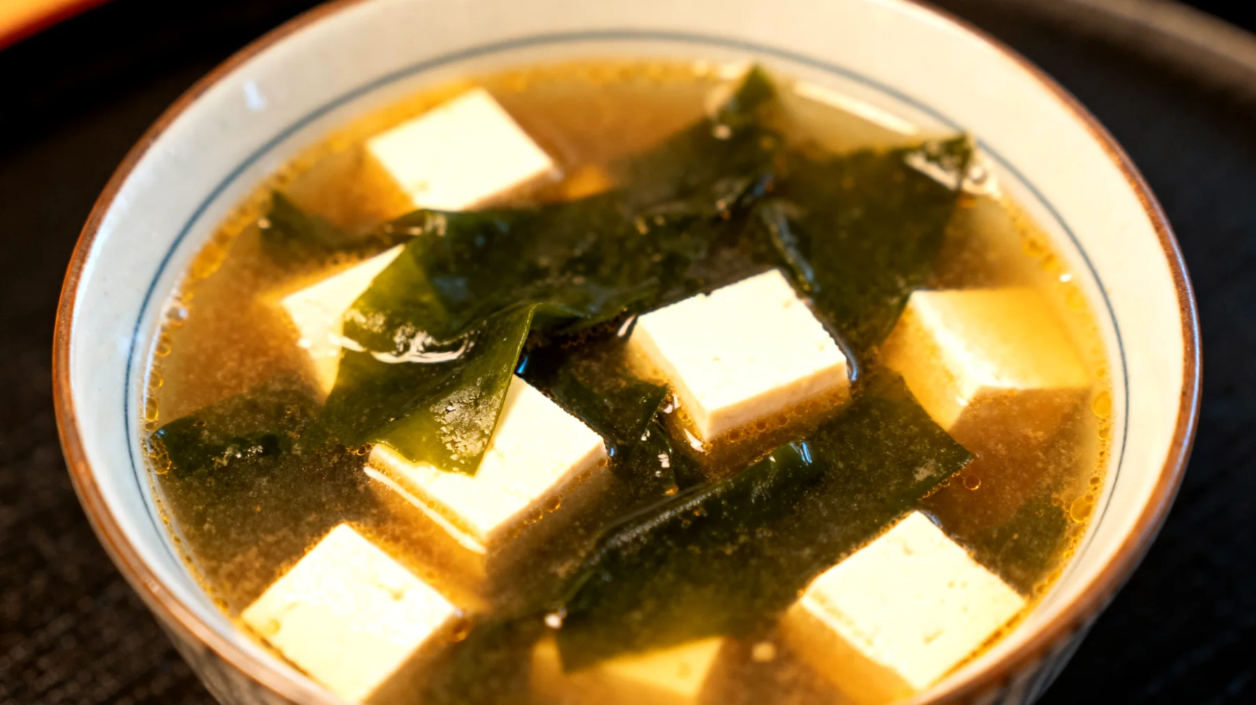 Zuppa di miso con alghe wakame e tofu"
