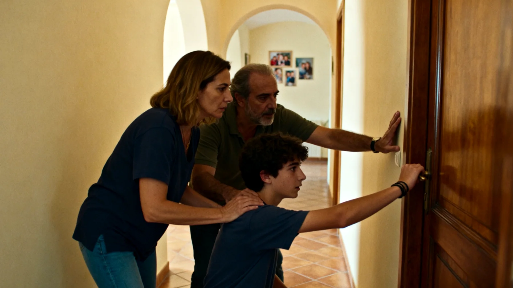 Genitori che proteggono eccessivamente i figli adolescenti, limitando la loro autonomia e impedendo loro di sviluppare competenze per affrontare le sfide quotidiane e prendere decisioni in modo indipendente"