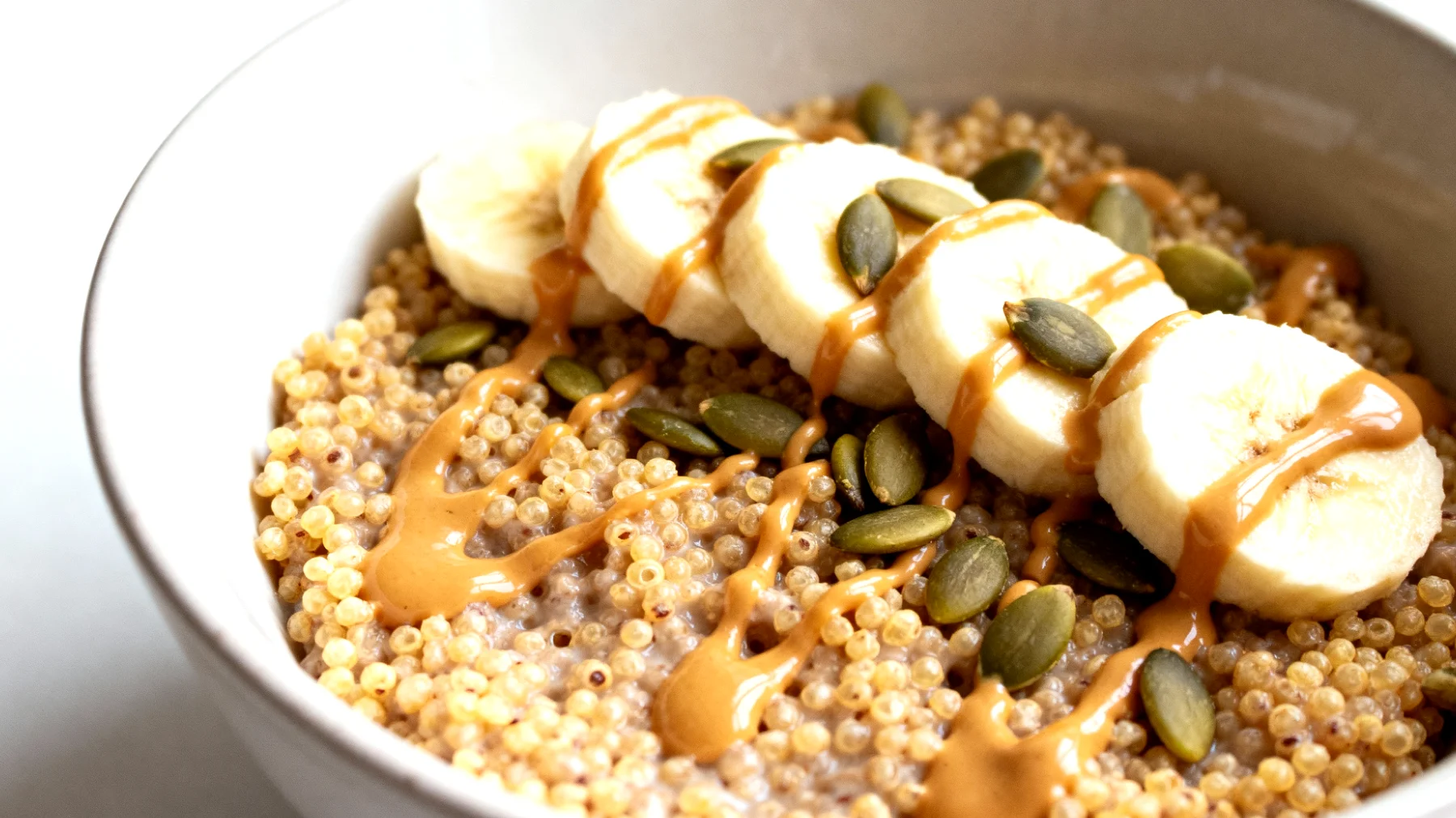 Amaranto soffiato con banana, burro di mandorle e semi di zucca"