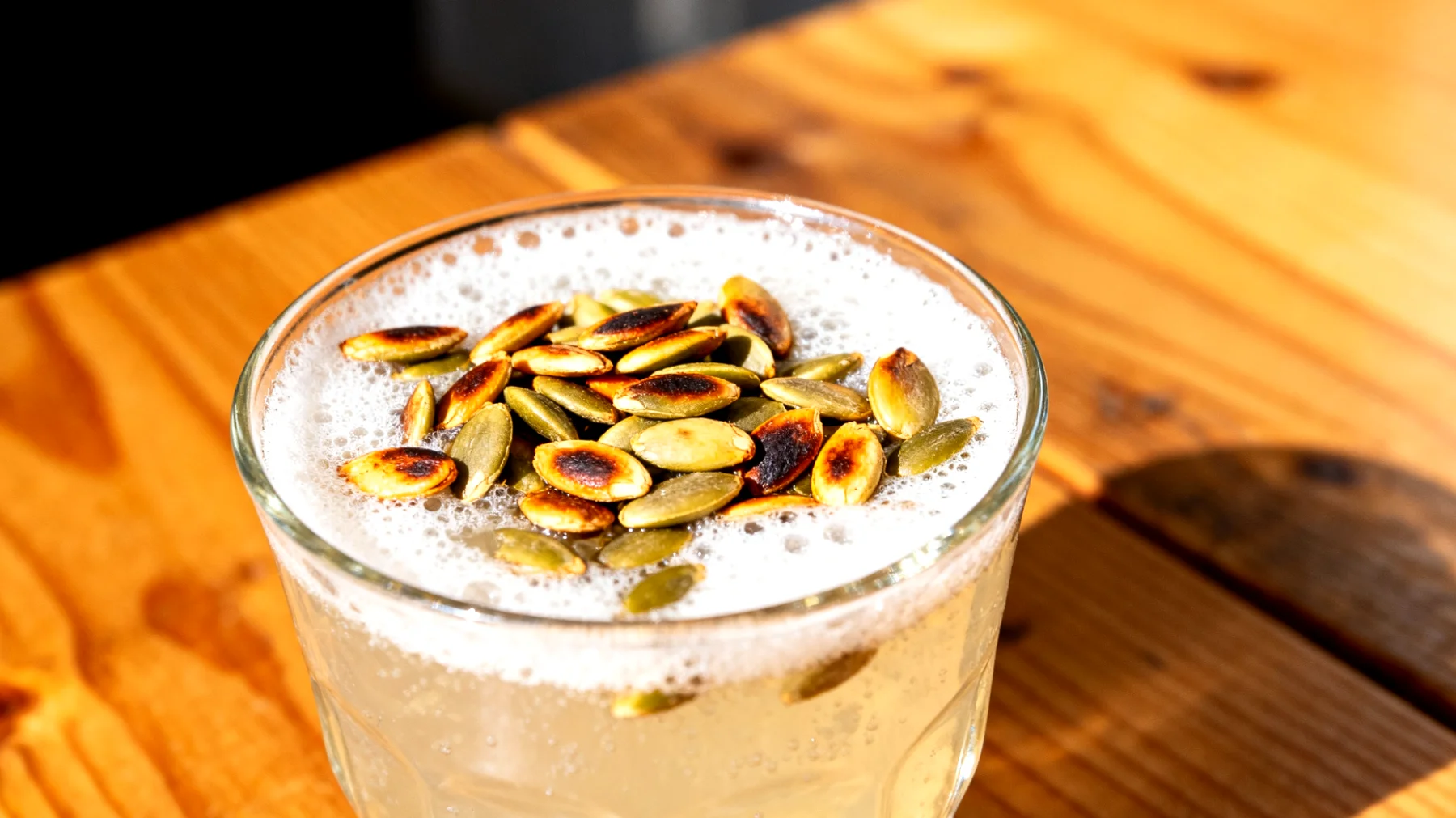 Kefir d'acqua con semi di zucca tostati"