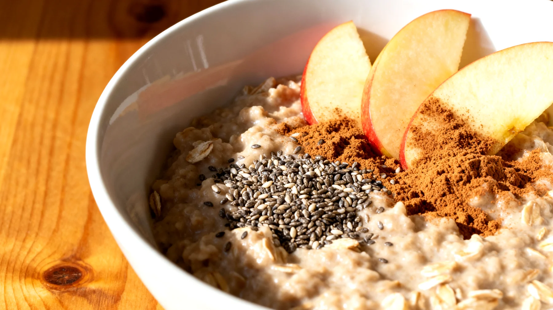 Porridge di avena con semi di chia, cannella e mela"