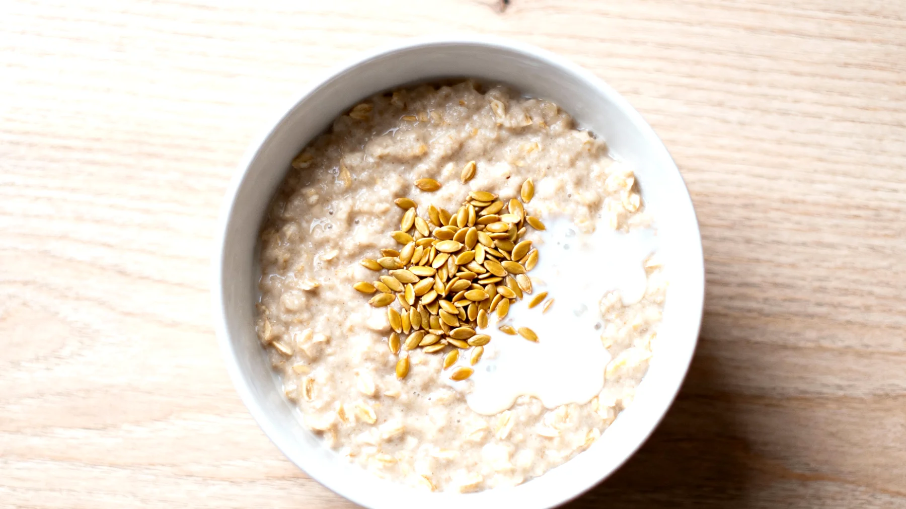 Porridge di avena con semi di lino dorati e kefir"