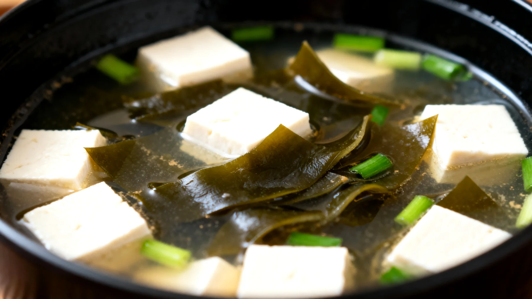 Zuppa di miso con wakame e tofu"